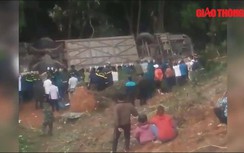 Video: "Hò dô" giải cứu xe khách gặp nạn lao xuống vực ở Kon Tum