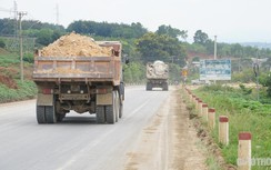 Kon Tum: Xe tải chở đất đá không phủ bạt, gây bụi mù gần trạm CSGT Sao Mai