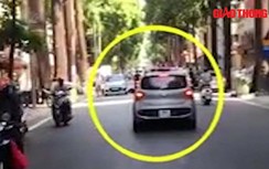Video: Tài xế hất công an phường lên nắp capô chạy dọc phố Lò Đúc