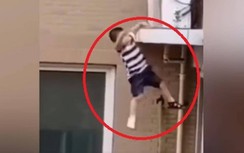 Video: Thót tim cảnh bé trai ngã từ tầng 5 tòa nhà chung cư