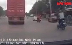 Video: Nam thanh niên đi ẩu gây tai nạn, suýt chui gầm xe container