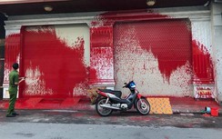 Một gia đình ở TP.HCM bị nhóm người lạ khủng bố bằng sơn đỏ trong đêm