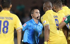 Trọng tài "cướp" 3 quả penalty nhận án phạt "không thể chấp nhận"