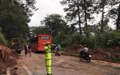CSGT Lâm Đồng căng mình giải tỏa hiện trường sạt lở đèo Prenn sau mưa lớn