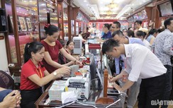 Giá vàng liên tiếp lập kỷ lục, thị trường Hà Nội tấp nập người mua kẻ bán