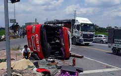 Video: Xe container lao vào xe khách tại ngã tư, 2 người tử vong
