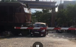 Video: Cận cảnh ô tô "thông" gác chắn bị tàu húc văng ở Quảng Nam