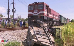 Nghệ An: Công nông cắt ngang đường sắt, bị tàu hỏa kéo lê 400m