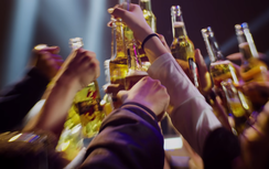 Khi thuốc lá, rượu bia ngập tràn trên MV ca nhạc