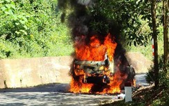 Ô tô con bất ngờ bốc cháy trên QL14G giáp ranh Đà Nẵng - Quảng Nam