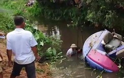 Video: Máy xúc trượt khỏi xe fooc lao xuống sông, tài xế bị đè tử vong