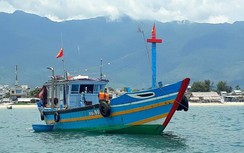 Phớt lờ lệnh cấm, tàu cá vượt biển đưa 9 người từ Đà Nẵng ra Huế