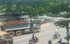 Gia Lai: Họp chợ ven đường Hồ Chí Minh, xe chở đất rơi vãi gây mất ATGT