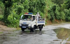 Mưa lớn, CSGT Yên Bái dùng xe chuyên dụng giúp dân vượt lũ