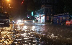Video: Đường Hà Nội “hóa sông”, giao thông ùn tắc trong mưa lớn