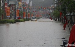 Mưa lớn, TP Điện Biên Phủ ngập trong biển nước
