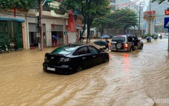 Mưa lớn, nhiều tuyến đường ở TP Sơn La ngập chìm trong nước