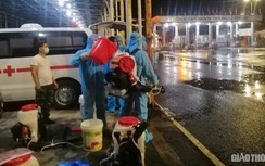 Lực lượng Quân khu 5 phun thuốc diệt khuẩn Bến xe trung tâm Đà Nẵng