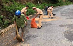 CSGT Yên Bái giúp người dân dọn ngô bị vãi đầy đường trước cơn mưa lớn