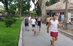 Phớt lờ Covid-19, nhiều người Hà Nội vẫn quên đeo khẩu trang nơi công cộng