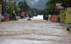 Mưa lớn khiến nhiều tuyến đường ở Yên Bái ngập sâu trong nước