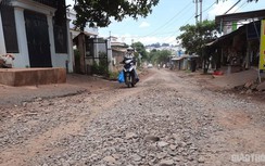 Đắk Lắk: Mặt đường vừa sửa xong chưa nghiệm thu đã nát vụn