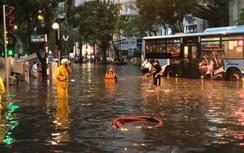 Hà Nội: Đường phố ngập nặng, ùn tắc nghiêm trọng sau mưa lớn cuối ngày