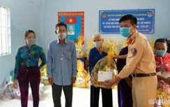 CSGT Bạc Liêu trao quà cho hộ nghèo, gia đình chính sách