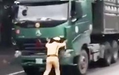 Ninh Bình: Điều tra vụ tài xế xe quá tải đẩy CSGT trước đầu xe và bỏ chạy