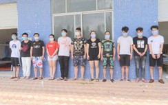 Bàn giao 11 người Trung Quốc trốn truy nã sang Quảng Ninh thuê nhà đánh bạc