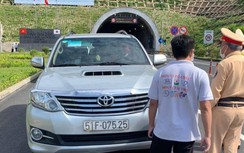Xử lý ô tô chở người từ vùng dịch Covid-19 Đà Nẵng về Quảng Bình