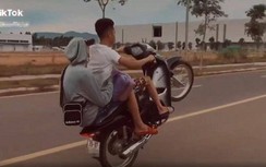 Thanh niên khoe bốc đầu xe máy trên Tiktok bị phạt hơn 4 triệu đồng