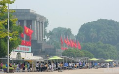Người dân "đội nắng" xếp hàng vào Lăng viếng Chủ tịch Hồ Chí Minh