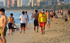 Bãi biển Đà Nẵng nhộn nhịp sau 45 ngày giãn cách chống dịch Covid-19