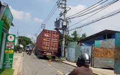 TP.HCM: Container va vào máy biến áp gây nổ, hàng chục hộ dân mất điện
