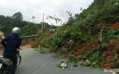 Điện Biên: Hàng nghìn mét khối đất sạt xuống QL279 khiến giao thông tê liệt