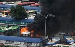 Cháy xe khách ở Bến xe Miền Đông, khói đen nghi ngút