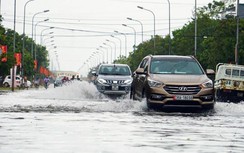 Mưa lớn kéo dài, nhiều tuyến phố ở thành phố Hà Tĩnh chìm sâu trong nước