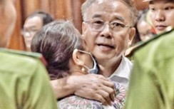 Xét xử Nguyễn Thành Tài: Mẹ già 97 tuổi len lỏi tới ôm con, cả 2 bật khóc