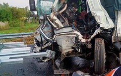 Ôtô tải tông xe container trên cao tốc TP.HCM-Trung Lương, 2 người tử vong