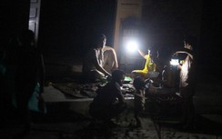 Gần 3 ngày sau bão số 5, hàng loạt hộ dân tại Huế vẫn chưa có điện