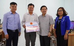 Bộ trưởng Nguyễn Văn Thể tặng máy tính cho trường học ở Sóc Trăng