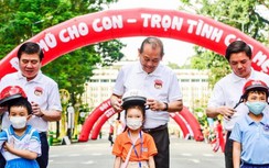TP HCM: Xúc động cả nghìn người đi bộ vận động đội mũ bảo hiểm cho trẻ em