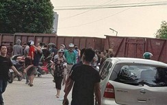 Hà Nội: Tàu hoả va chạm xe 45 chỗ chở học sinh, nhiều em bị thương