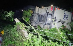 Dừng xe đi vệ sinh, tài xế bị xe tải tụt dốc đè tử vong thương tâm