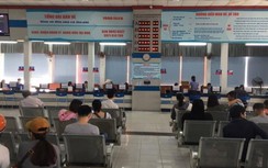 Lác đác vài khách đến ga mua vé trong ngày đầu mở bán vé tàu Tết Tân Sửu