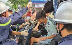 Hà Nội: Cảnh sát cưa, cắt ca bin cứu tài xế mắc kẹt trong xe ô tô tải