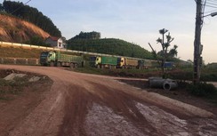 Xe tải “quần nát” đường gom cao tốc Bắc Giang - Lạng Sơn