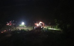 Cận cảnh cứu hộ trong đêm vụ tai nạn 5 người tử vong ở Nghệ An