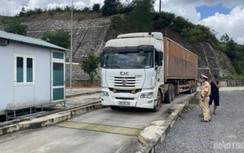 CSGT Hòa Bình "tóm gọn" xe container chở quá tải hơn 150% trên QL6